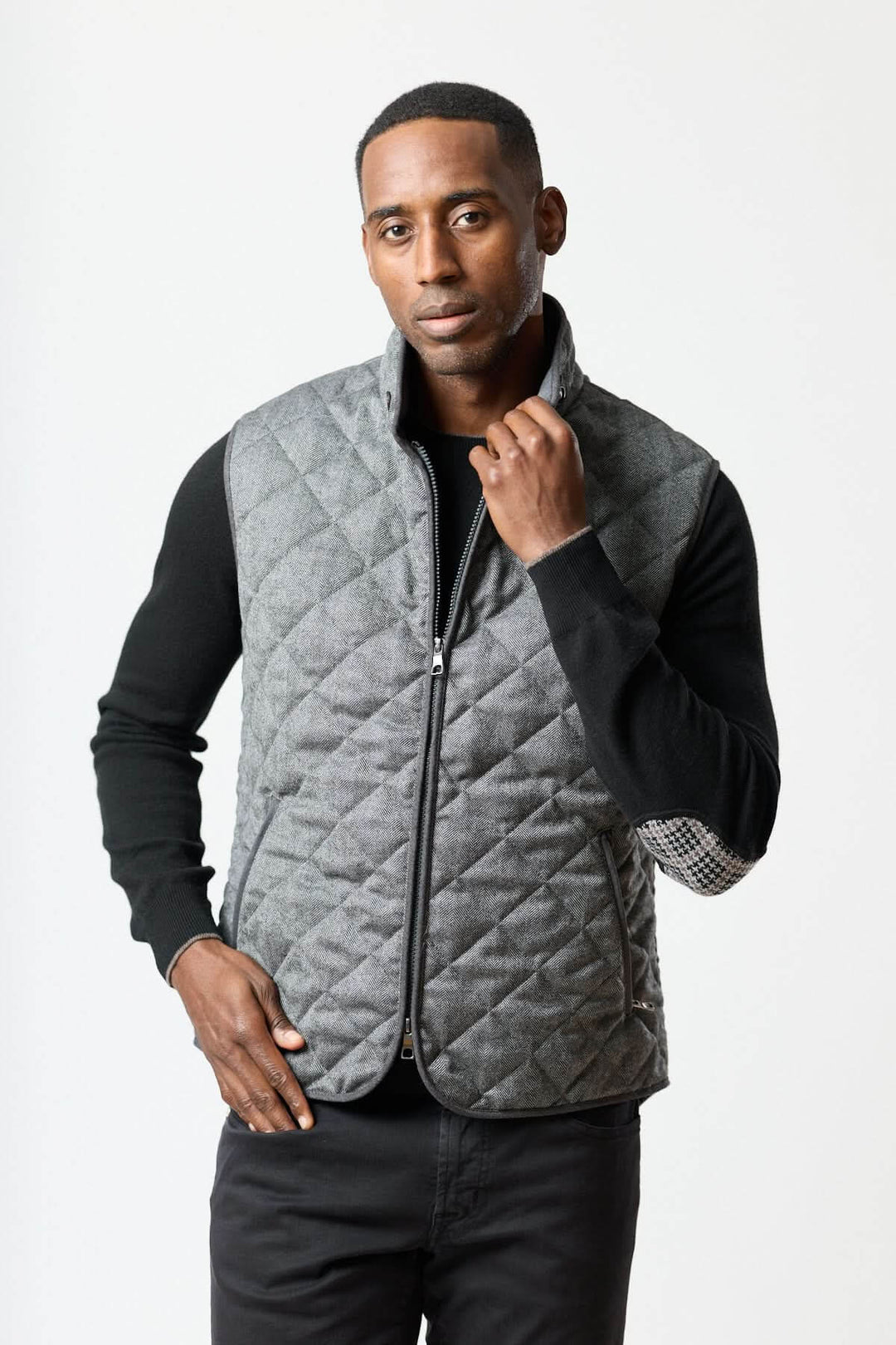 Homme portant une veste sans manches matelassée en laine à motif chevrons avec col montant, élégance italienne pour un look urbain.