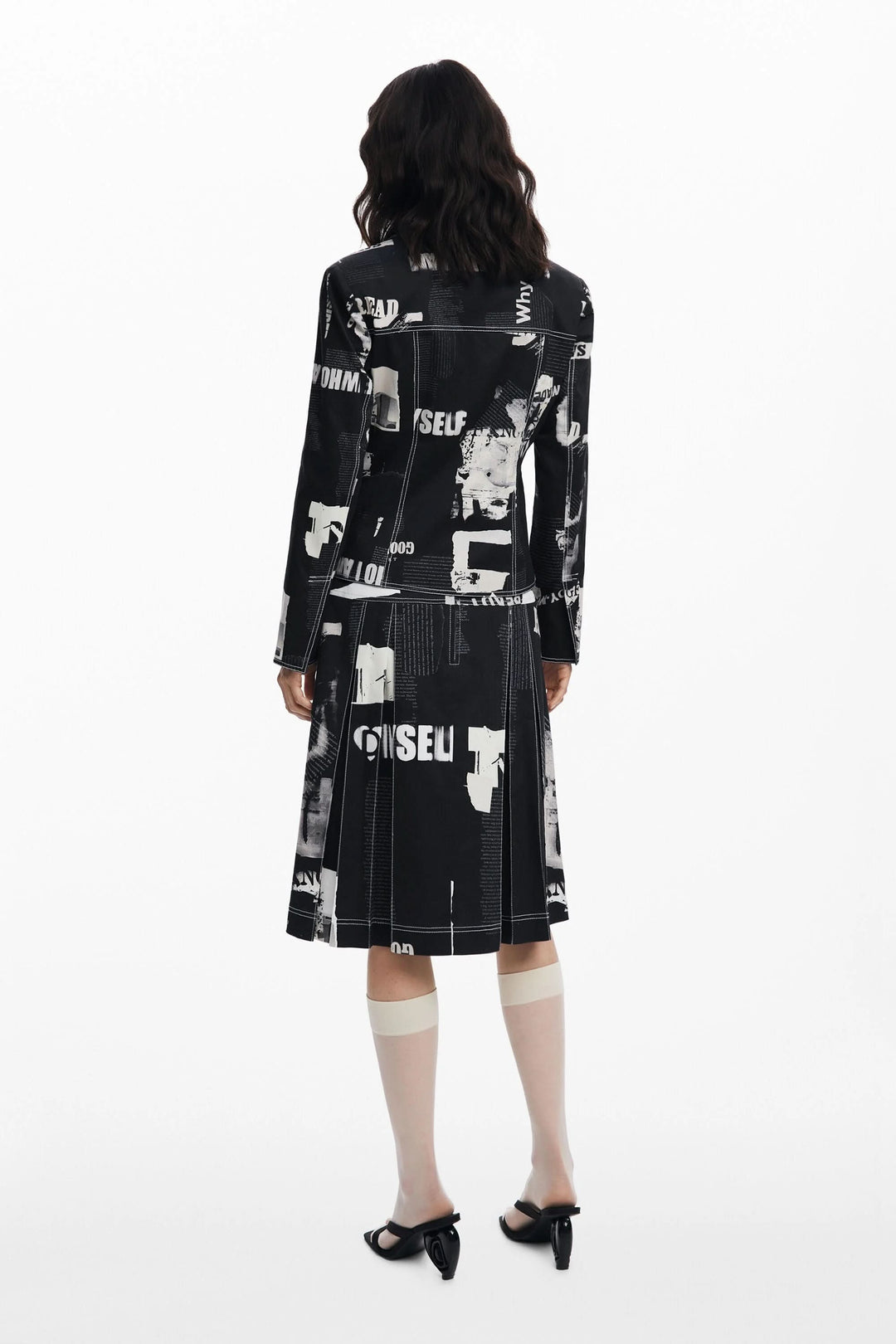 Veste style motard à imprimé typographique, vue de dos, montrant la coupe structurée. Idéale avec un jean large ou une robe fluide.