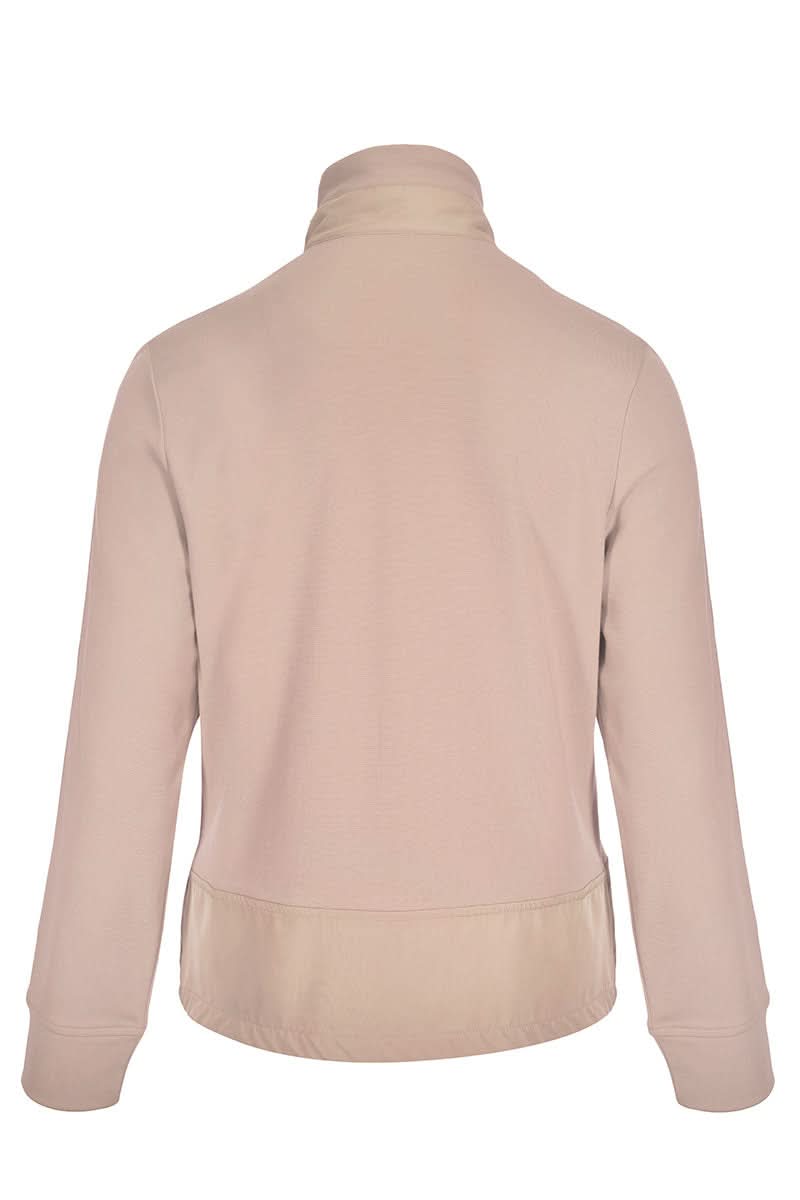Vue arrière d'une veste zippée manches longues en beige avec col montant et coupe droite minimaliste et moderne.
