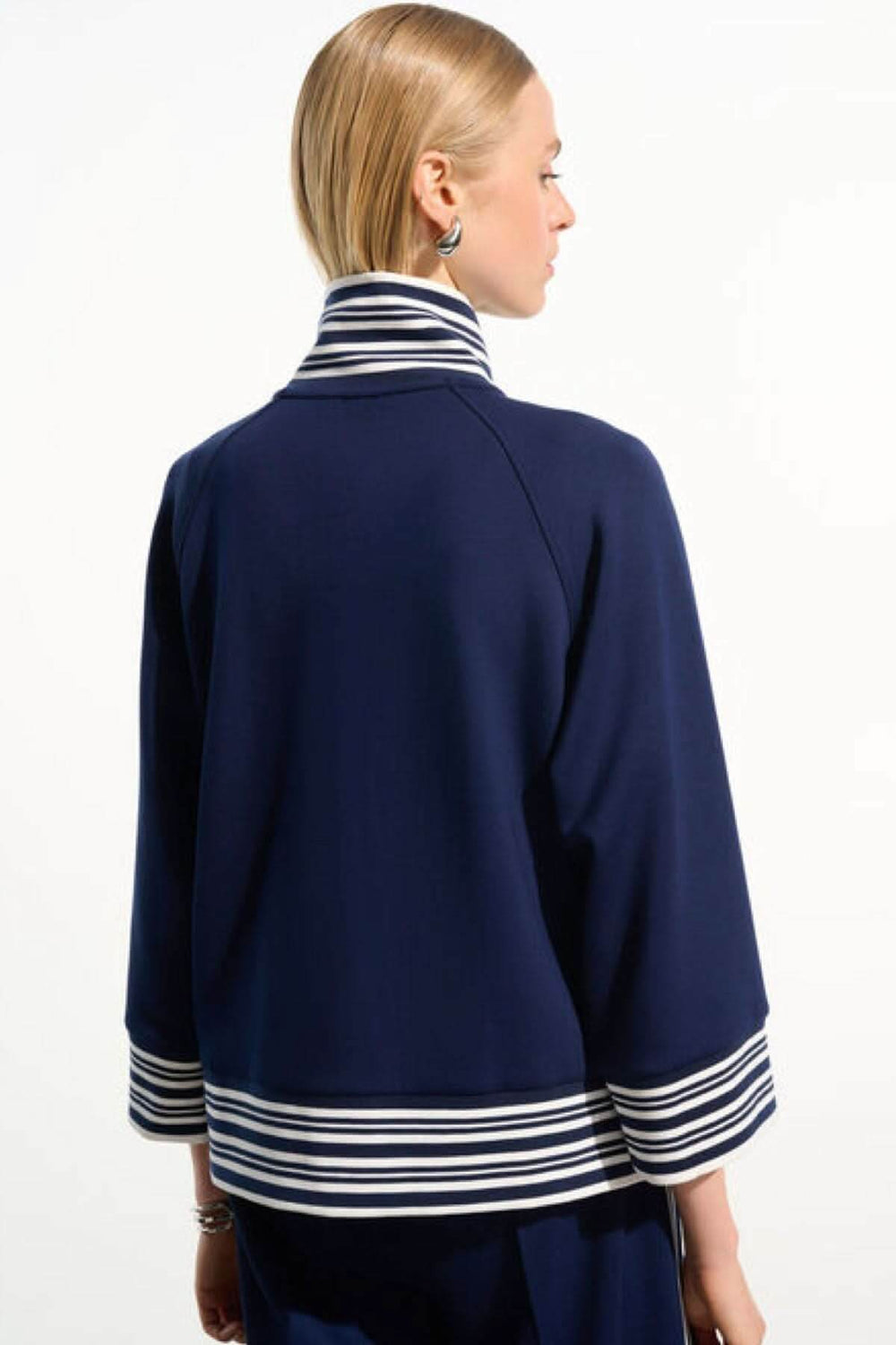 Veste zippée à rayures contrastantes vue arrière, bleu foncé, col et ourlet rayés, style décontracté pour sorties bord de mer.