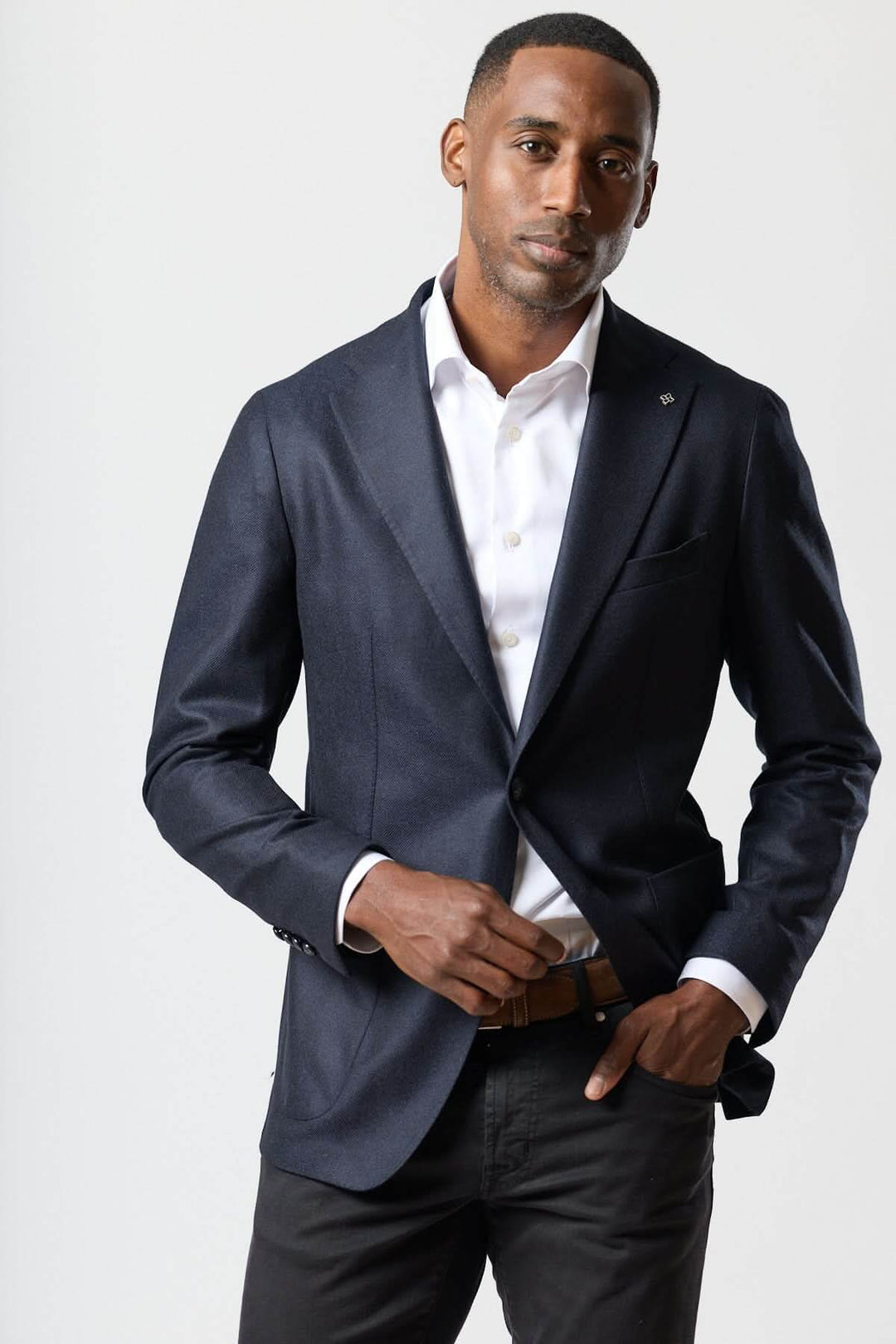 Homme portant un Veston Tagliatore en laine à deux boutons, style élégant et moderne pour bureau et occasions habillées.