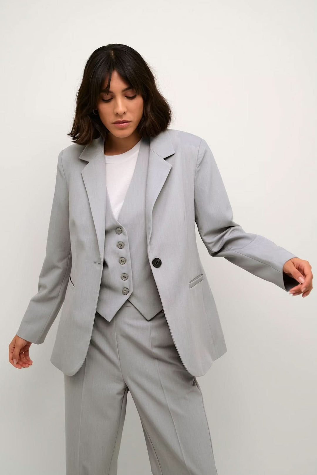 Veston à coupe droite élégant et structuré, idéale pour un look professionnel moderne avec col tailleur classique.