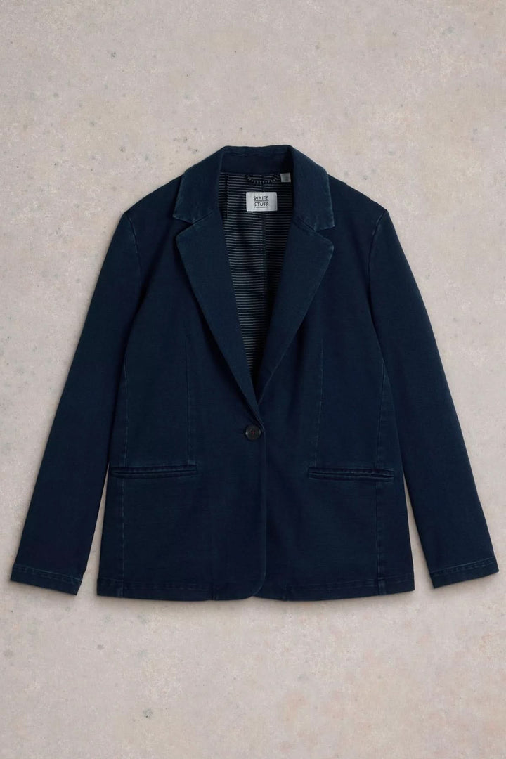 Veston décontracté en denim avec coupe droite et col tailleur, parfait pour un look casual chic et moderne.