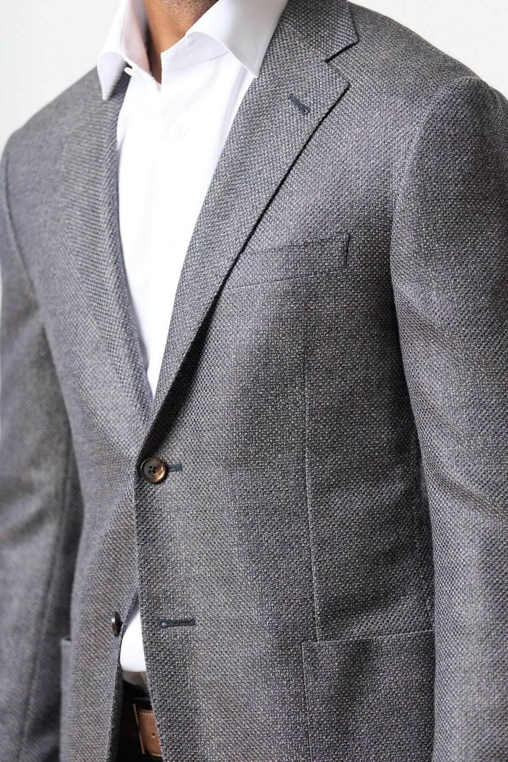 Veston en laine mélangée marine et charbon avec coupe semi-ajustée, texture soyeuse et fibres raffinées pour une élégance naturelle.