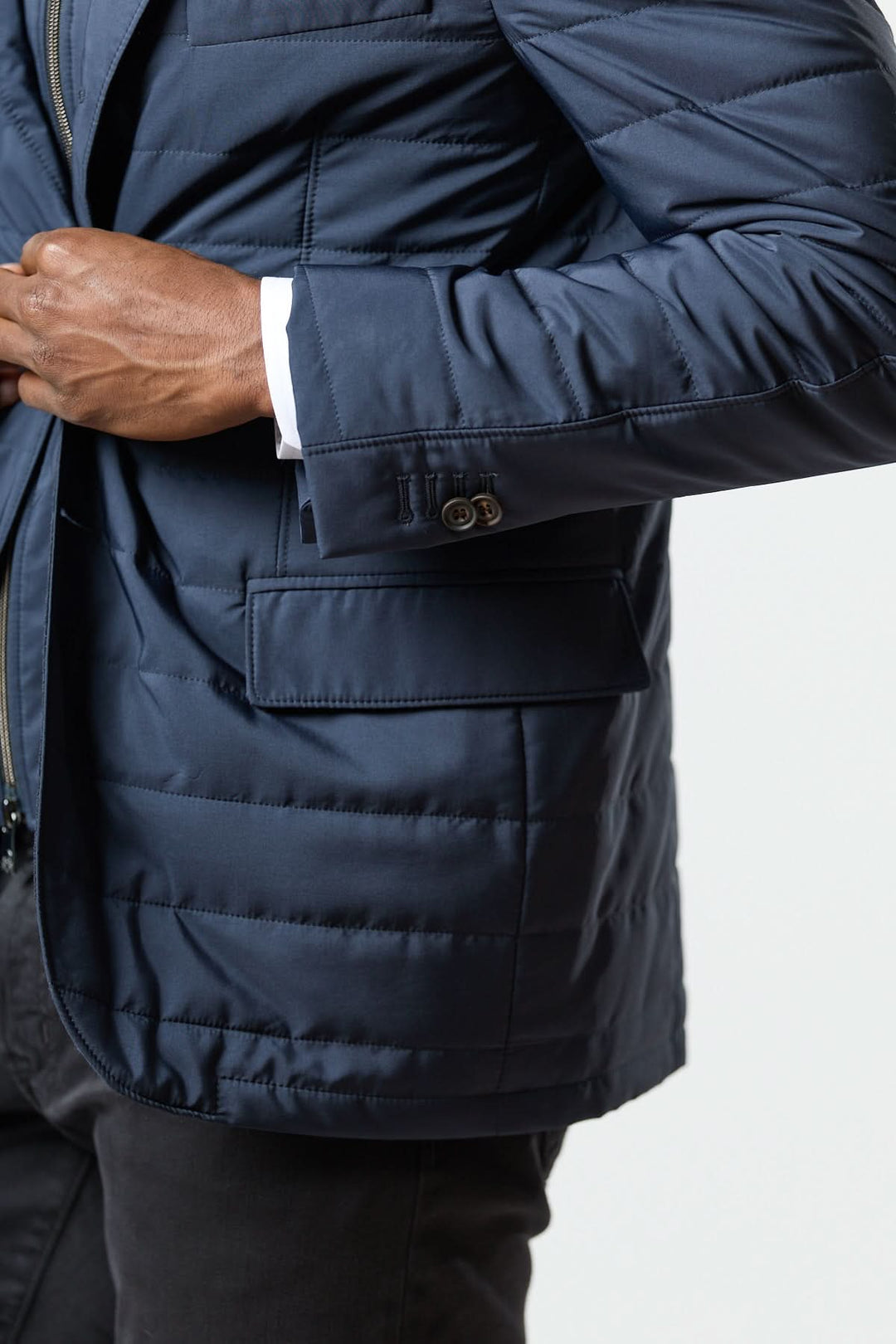 Veston matelassé à encolure amovible moderne et polyvalent pour homme, offrant une élégance italienne et un confort optimal.