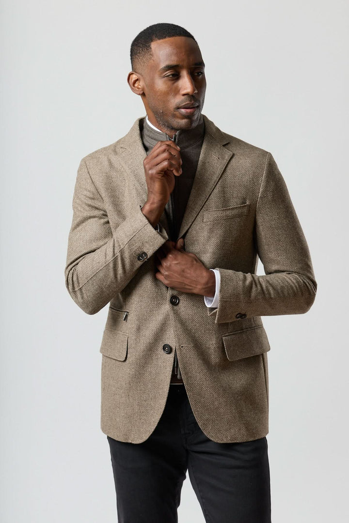 Veston texturé en laine avec col amovible intégré en beige doré, homme portant l&