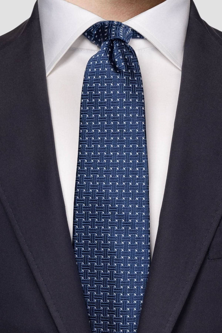 Cravate en soie à motif géométrique entrelacé, idéale pour un look moderne et élégant en toute occasion.
