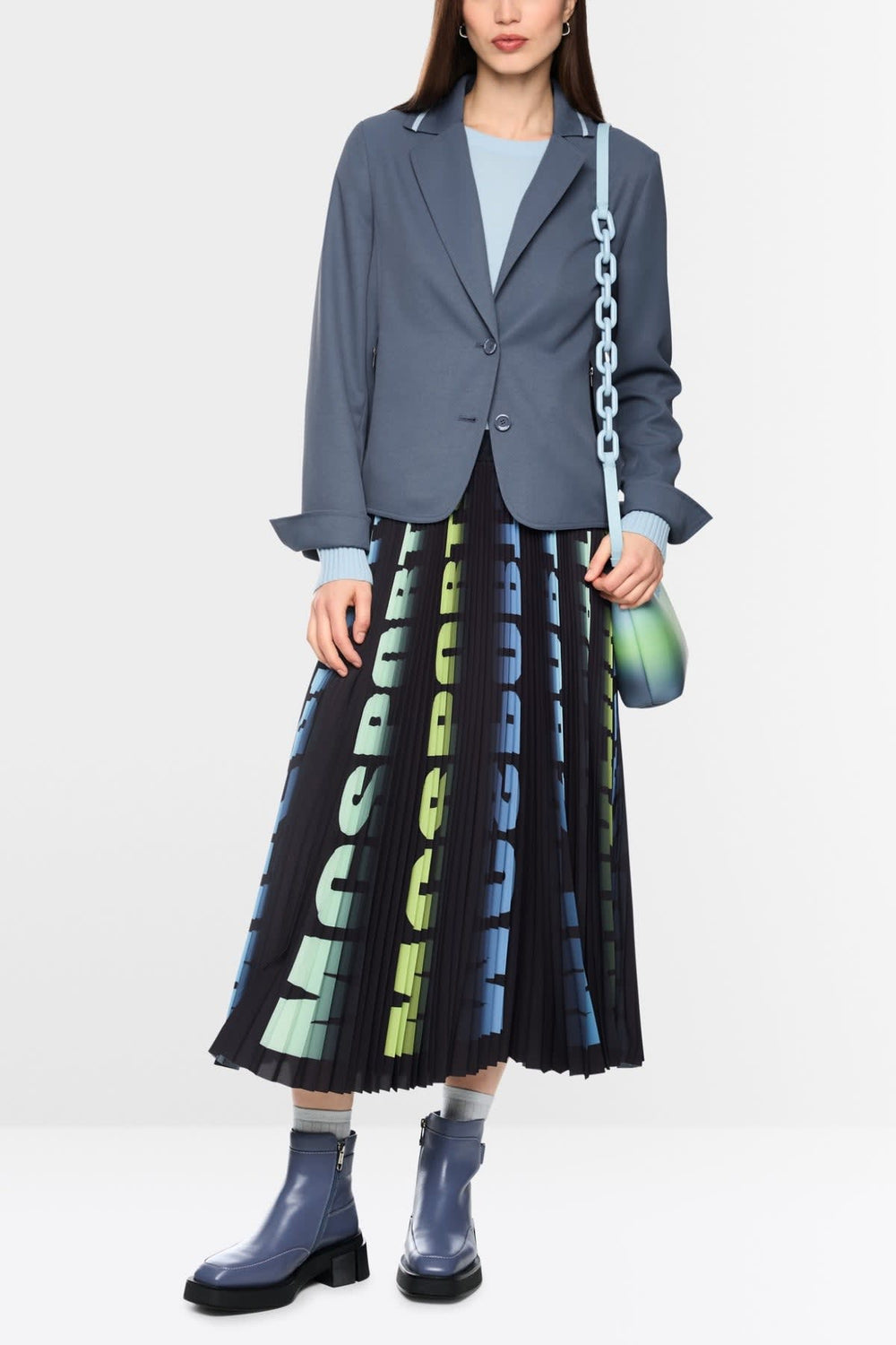 Side view of a black Marc Cain women's blazer with exposed seams - Valérie Simon