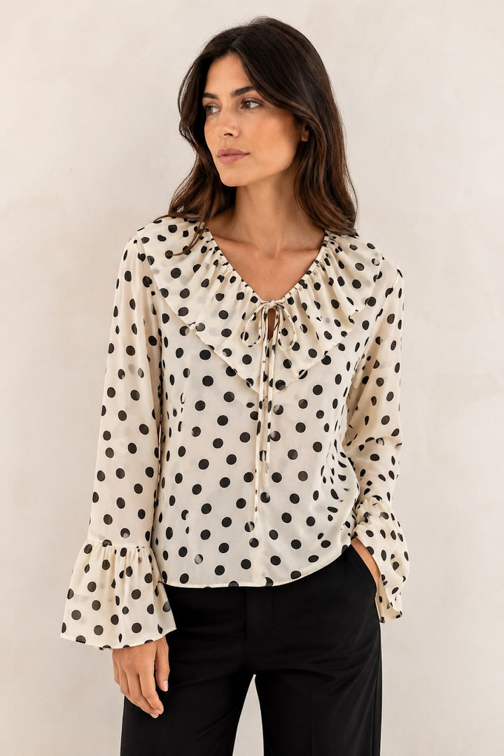 Front view of a white polka-dot blouse with a ruffled collar Oui for women - Valérie Simon
