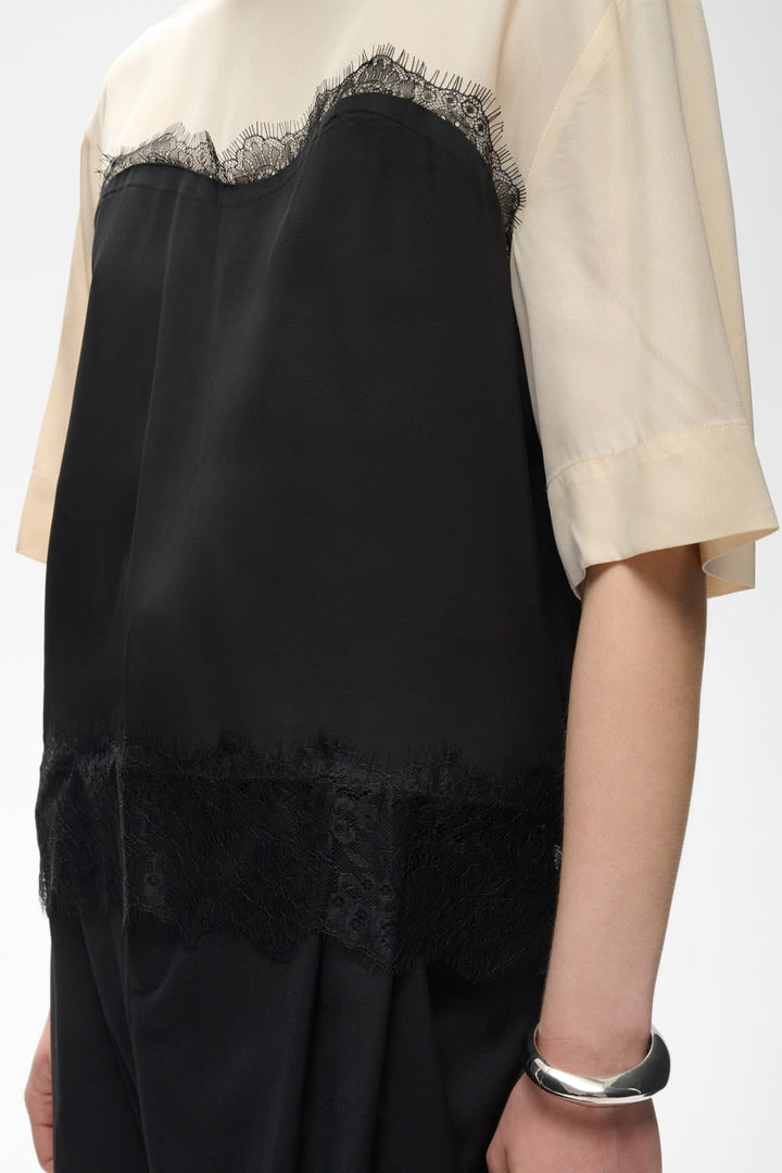 Vue de face blouse dentelle crème Inwear sans col pour femme - Valérie Simon