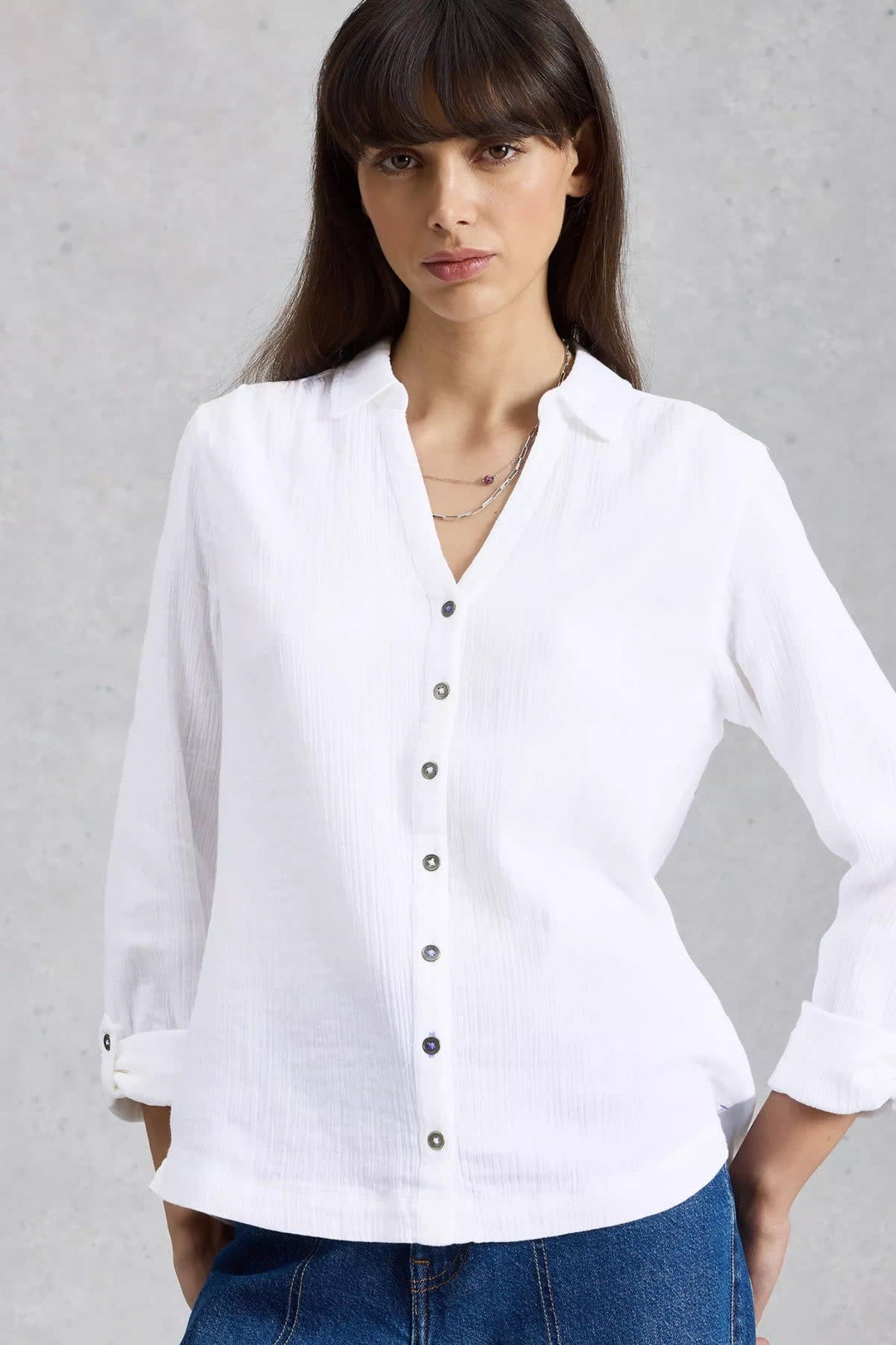 Vue de face blouse gaufrée blanche à boutons White Stuff pour femme - Valérie Simon