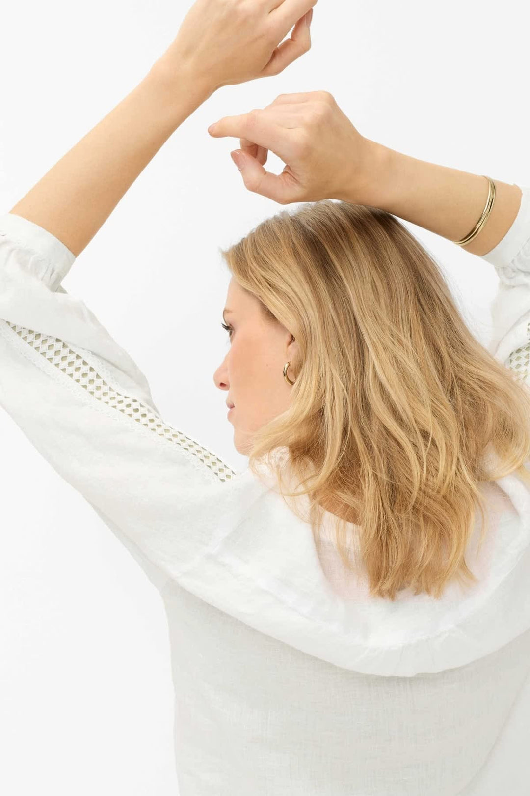 Vue de face blouse en lin manches ajourées Brax pour femme beige - Valérie Simon