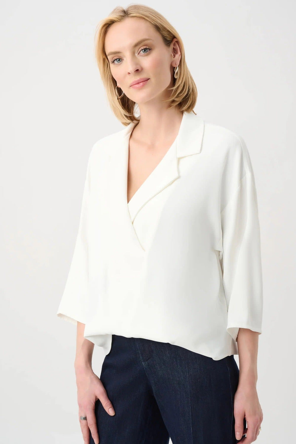 Vue de face blouse col tailleur Joseph Ribkoff femme noir avec détails boutons dorés - Valérie Simon