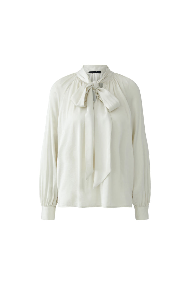 Blouse satinée à col lavallière vue de face pour femme Oui