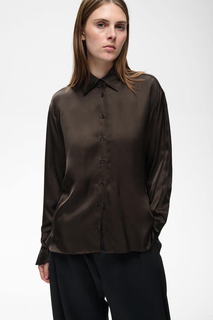 Vue de face blouse satinée Pauline Inwear femme beige avec col, détails couture fine - Valérie Simon