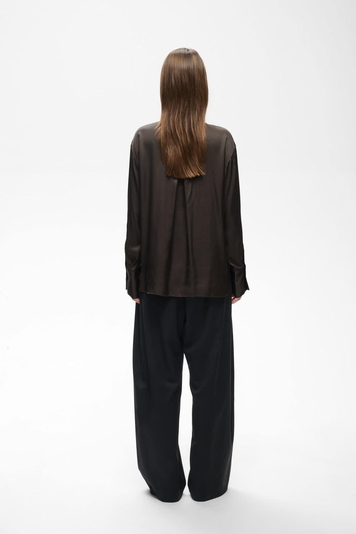 Vue de face blouse satinée Pauline Inwear femme couleur ivoire avec col pointu - Valérie Simon