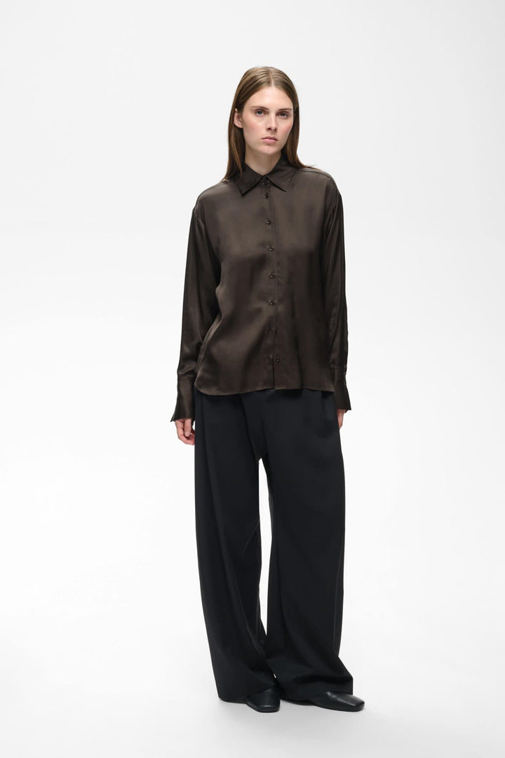 Vue de face blouse satinée Pauline Inwear bleu col distinctif féminine - Valérie Simon