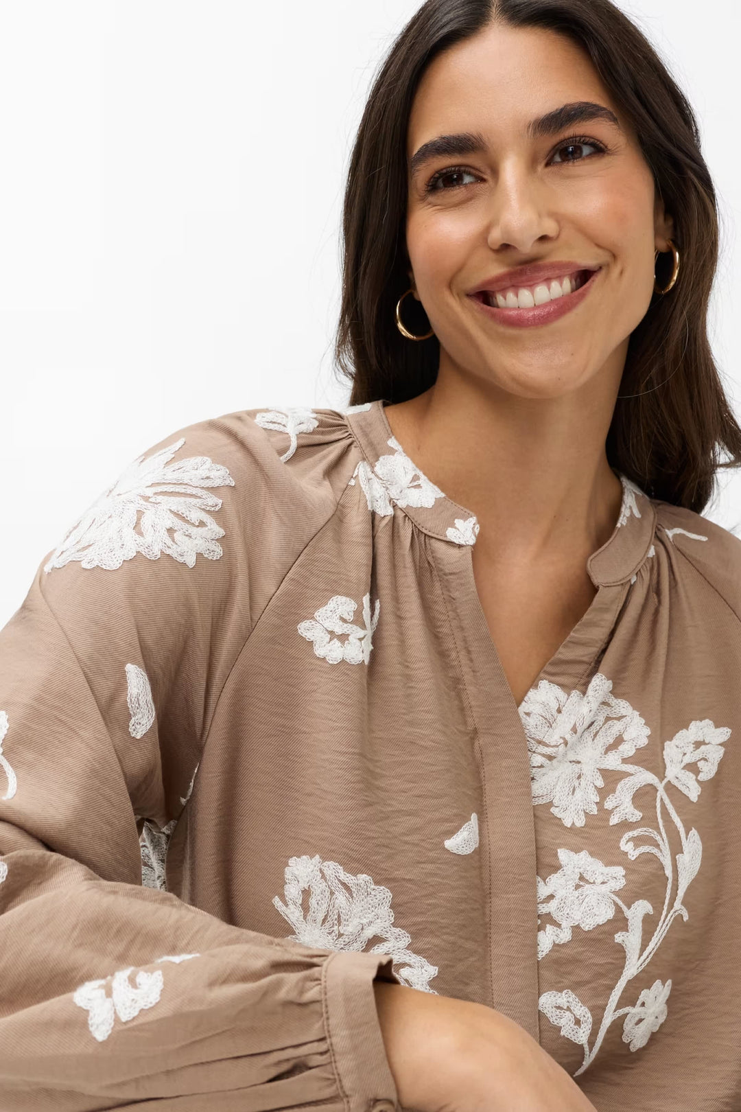 Blouse Vivian à broderies florales vue de face pour femme Brax