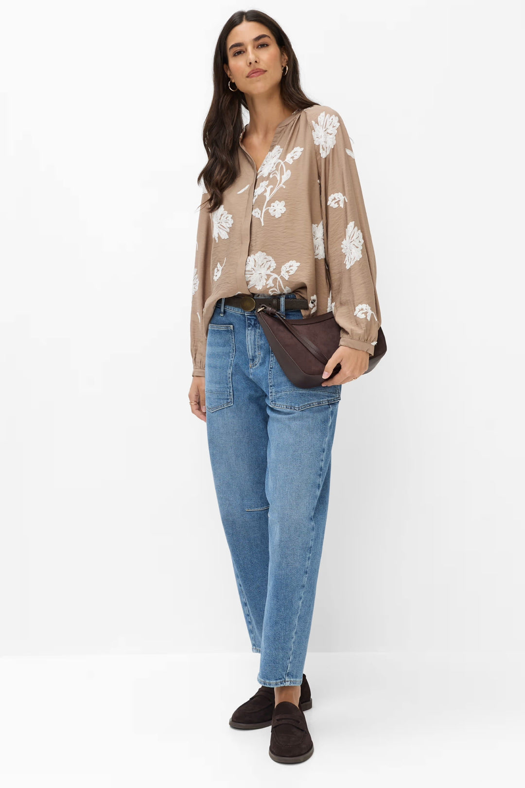 Blouse Vivian à broderies florales vue de face pour femme Brax