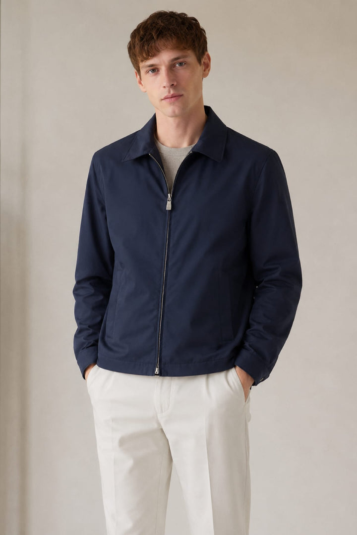 Vue de face blouson Corneliani pour homme gris avec fermeture éclair et poches latérales - Valérie Simon
