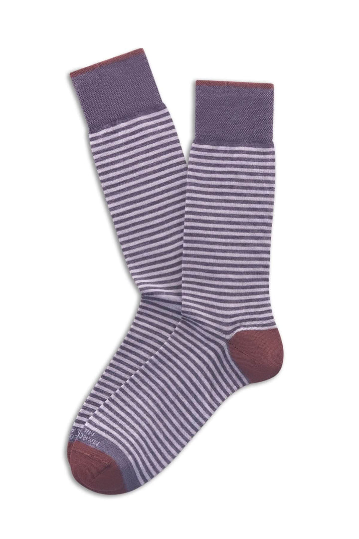 Bas à fines rayures aux couleurs élégantes, idéaux pour une tenue quotidienne ou professionnelle raffinée.