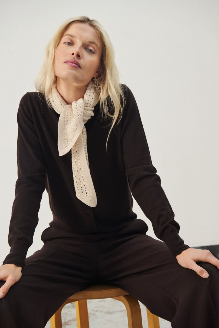 Vue de face cardigan en laine Noelani Part Two pour femme beige avec boutons distinctifs - Valérie Simon