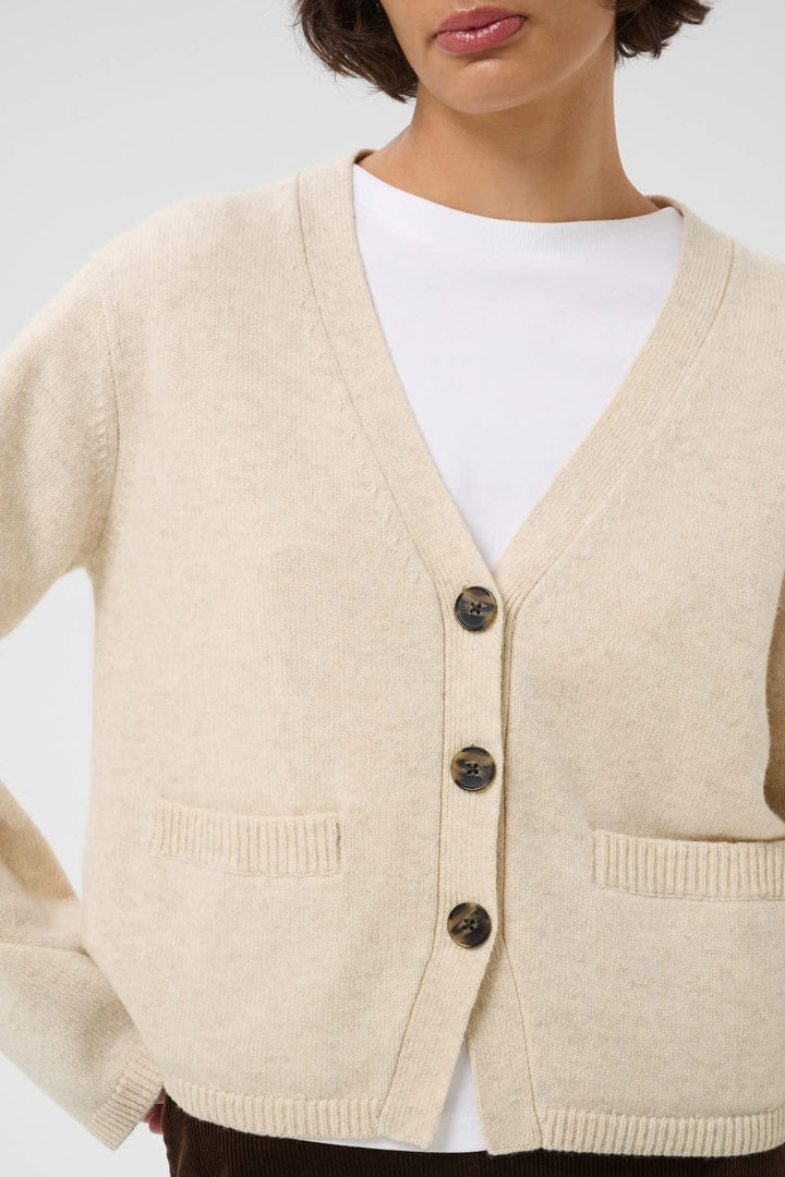 Cardigan en tricot col V vue de face pour femme Part Two