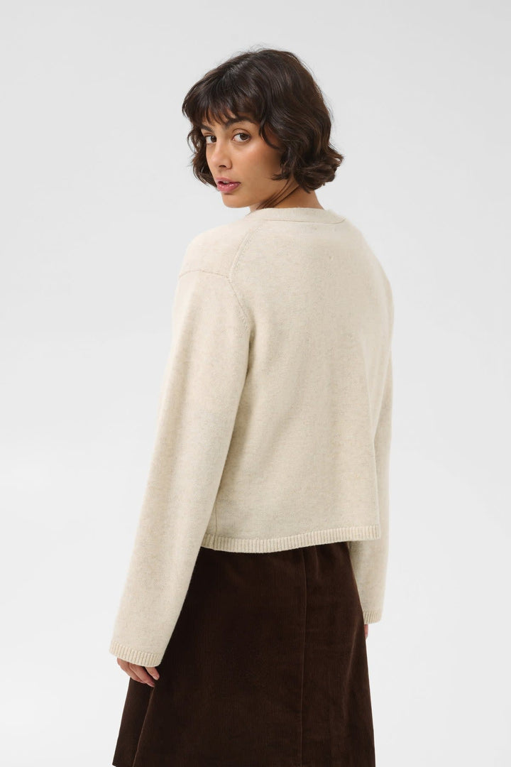 Cardigan en tricot col V vue de face pour femme Part Two