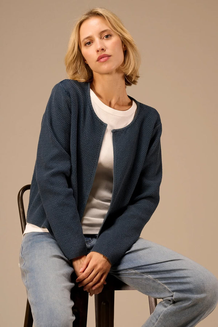 Cardigan en tricot texturé vue de face pour femme Nile