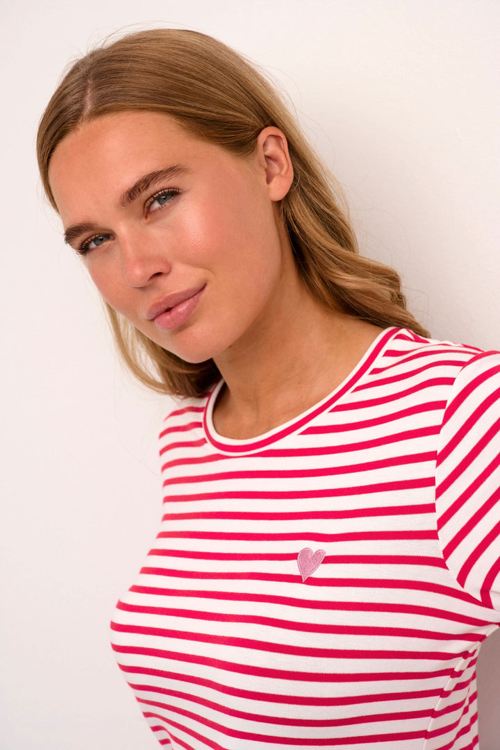 Femme en T-shirt à manches longues rayé avec coeur cousu, style décontracté et élégant.