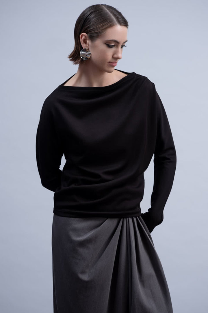 Side view of the Haako women&