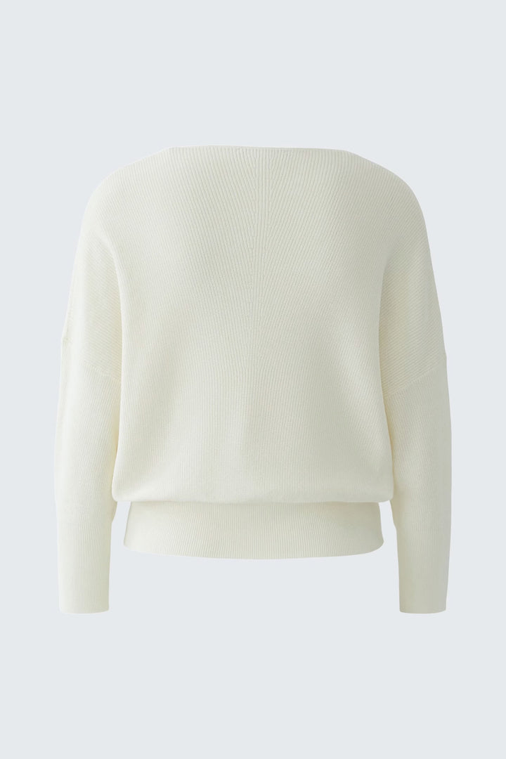 Close-up of a soft-knit V-neck sweater Oui for women in beige with a cable-knit pattern - Valérie Simon