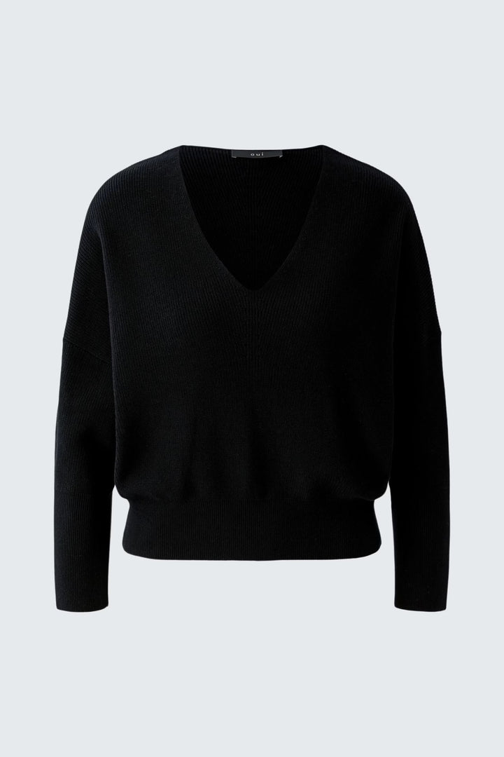 Side view of a white V-neck sweater Oui for women, made of soft knit fabric - Valérie Simon