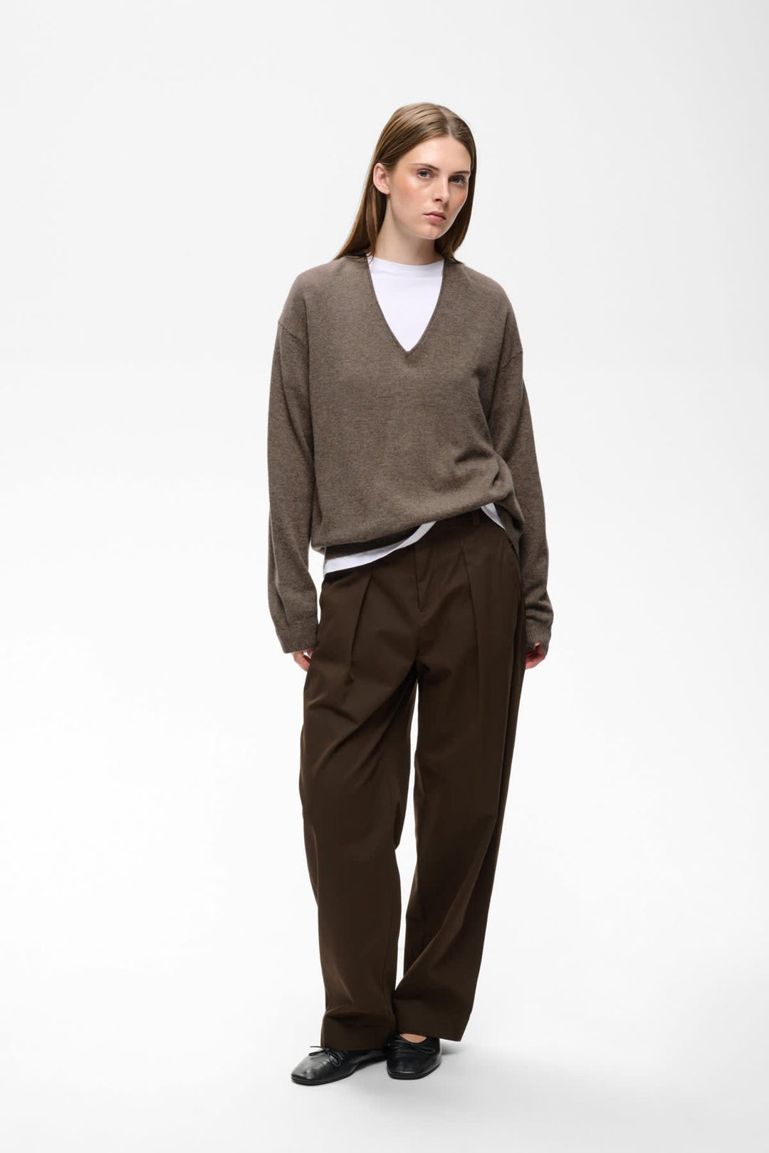 Vue de côté chandail en laine Tally Inwear pour femme beige avec col roulé et manches longues - Valérie Simon