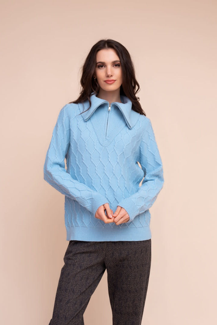 Chandail en tricot torsadé à col zippé vue de face pour femme Alison Sheri