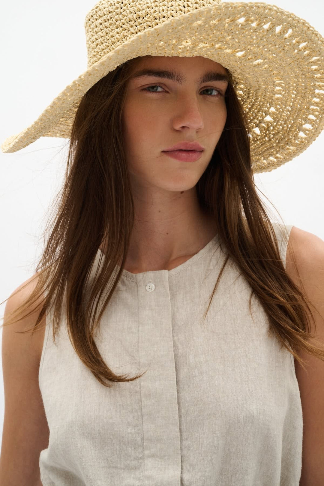 Side view of a beige straw hat Inwear with a black ribbon for women - Valérie Simon