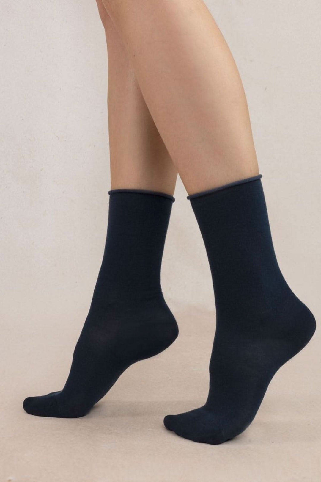 Chaussettes pur coton à bord roulé, confortables et stylées, avec couture plate et talons renforcés.