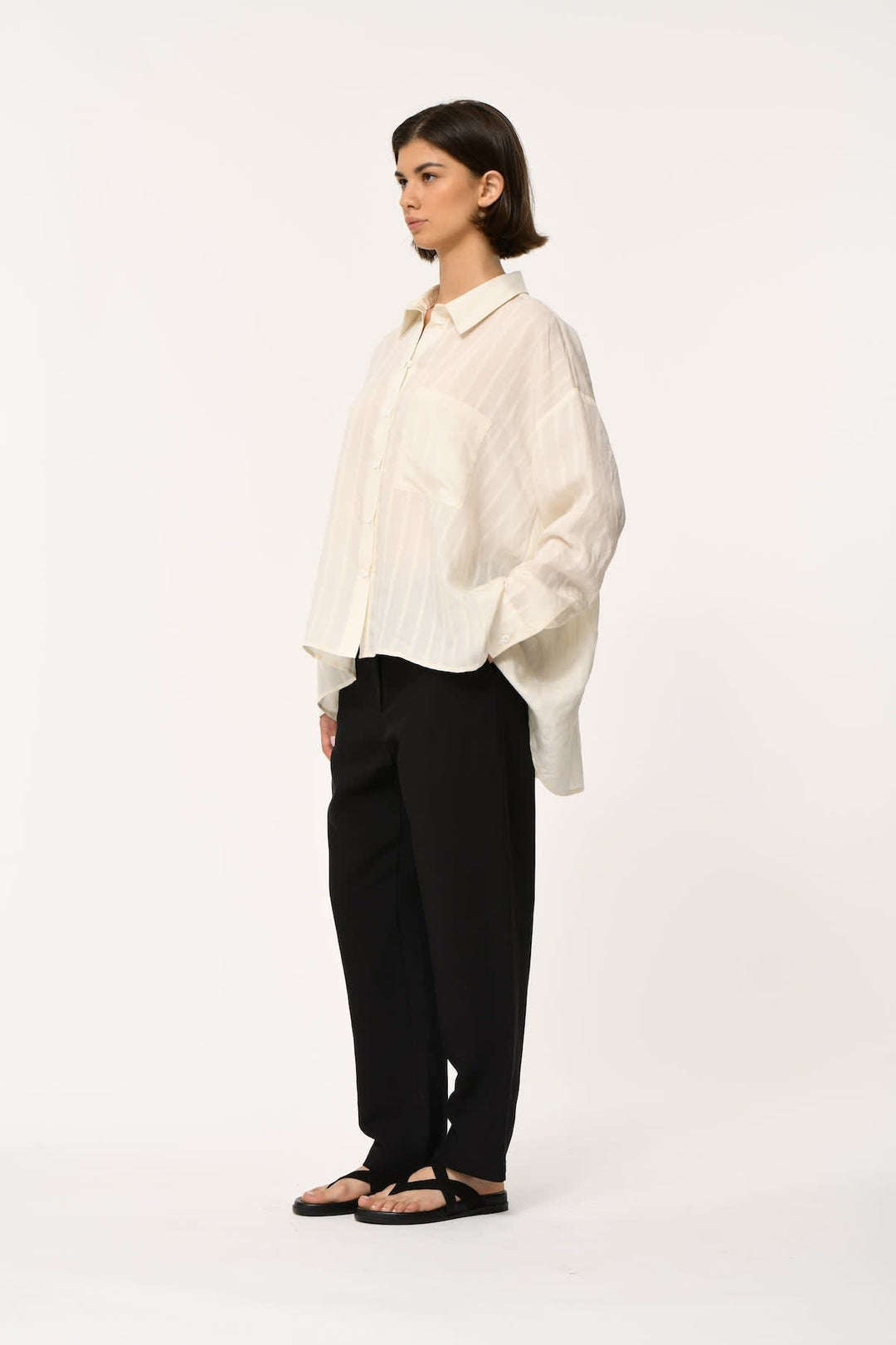 Vue de face chemise fluide à rayures Humility pour femme col classique Valérie Simon