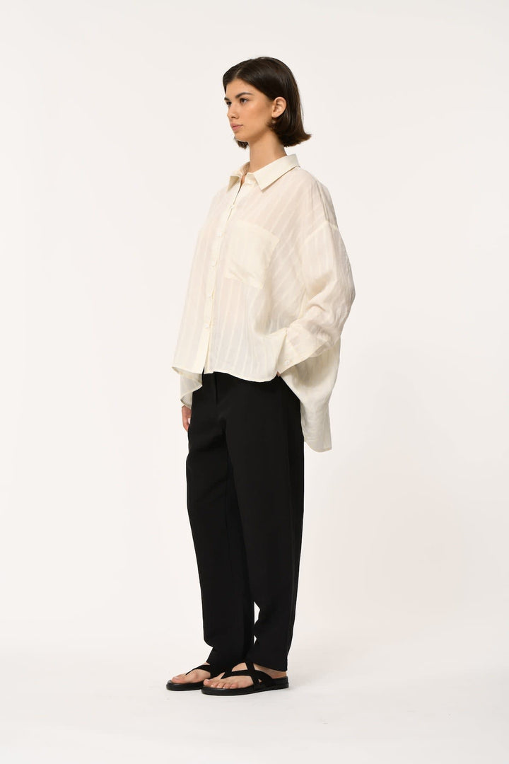 Vue de face chemise fluide à rayures Humility pour femme col classique Valérie Simon