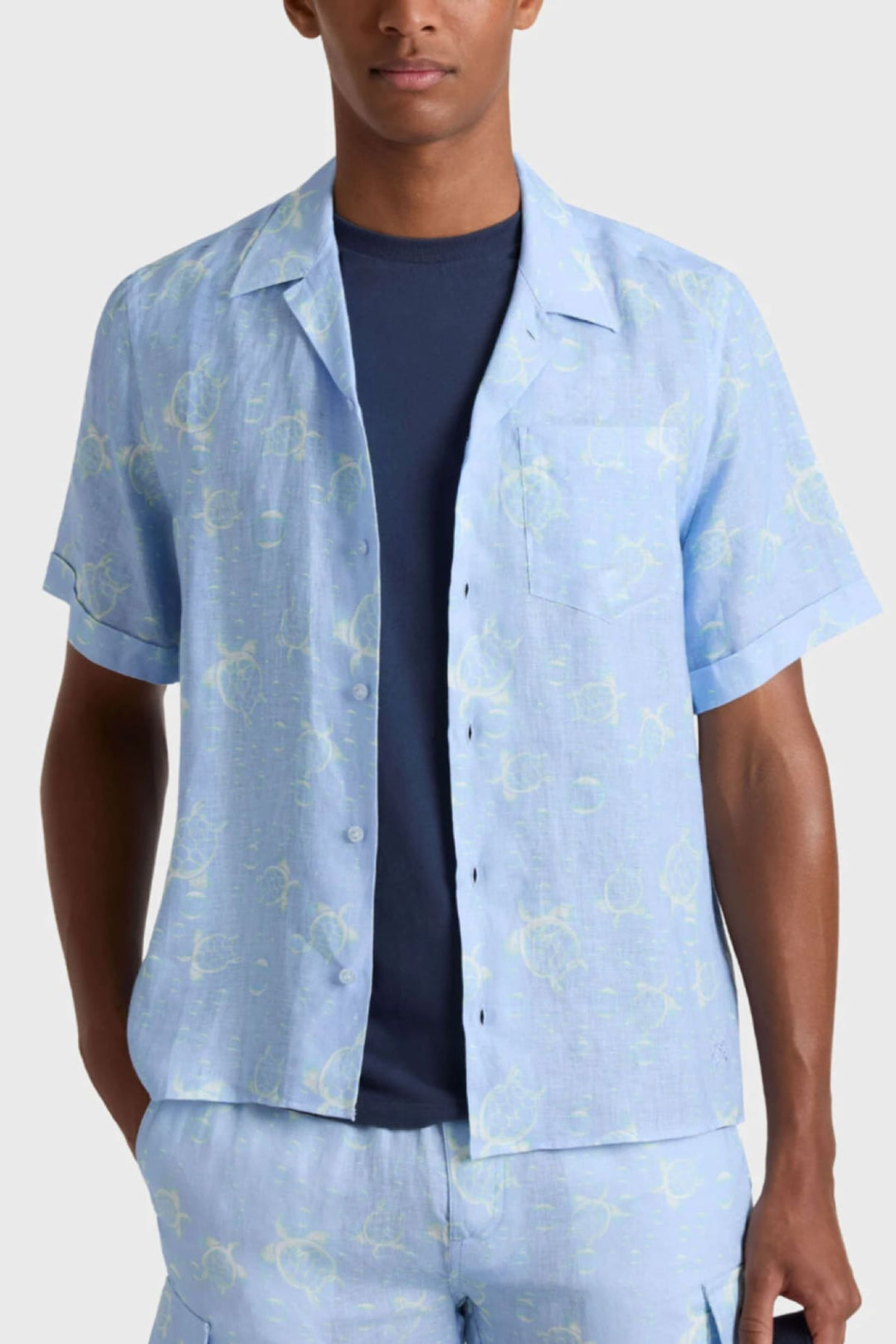 Vue de face chemise tortues Vilebrequin pour homme bleu clair, détails boutons - Valérie Simon