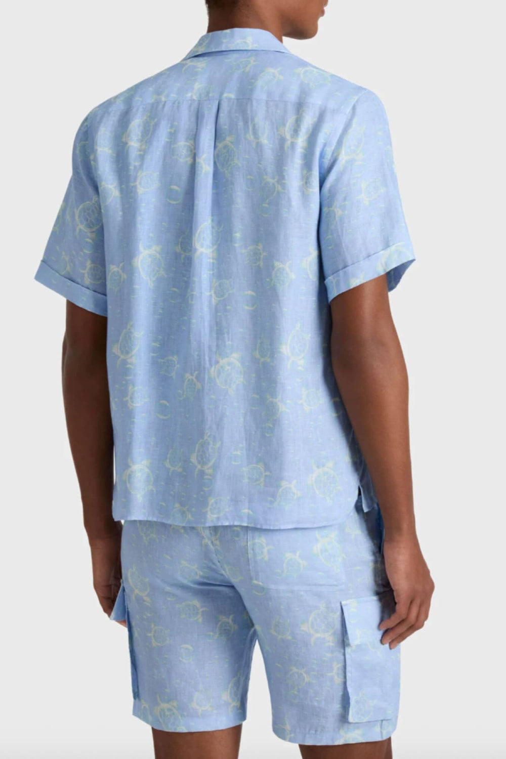 Vue de face chemise tortues Vilebrequin pour homme blanche et bleue - Valérie Simon