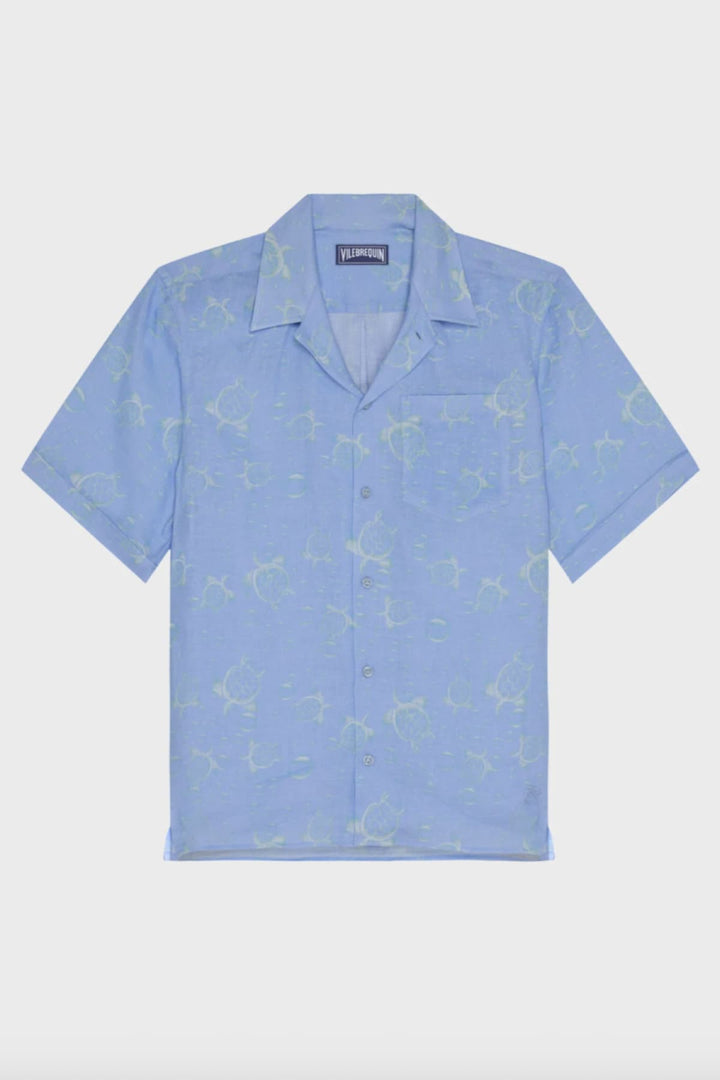 Vue de face chemise tortues Vilebrequin pour homme bleu clair motif exotiques - Valérie Simon
