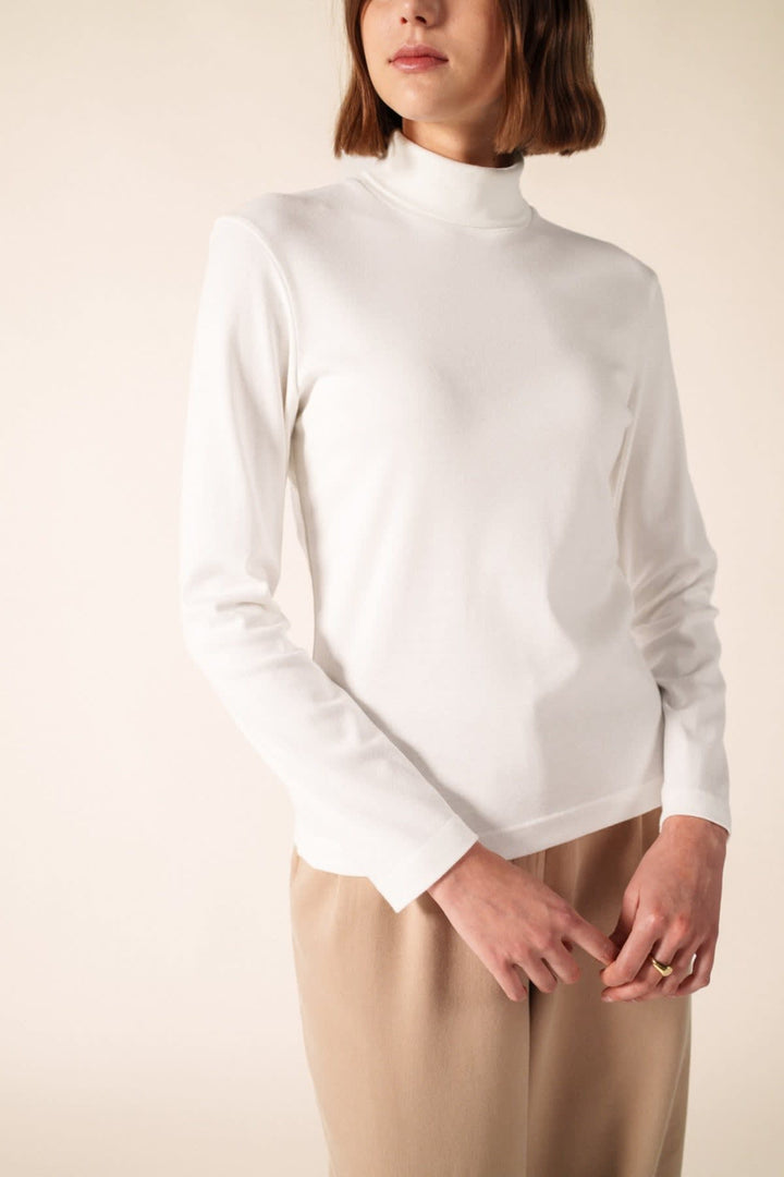 Front view of the Saint James women&