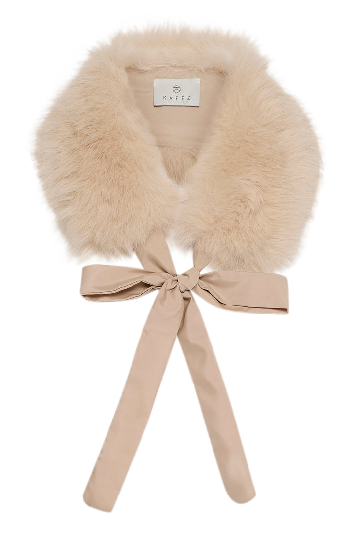 Vue de face col en fausse fourrure beige avec ruban Kaffe pour femme - Valérie Simon