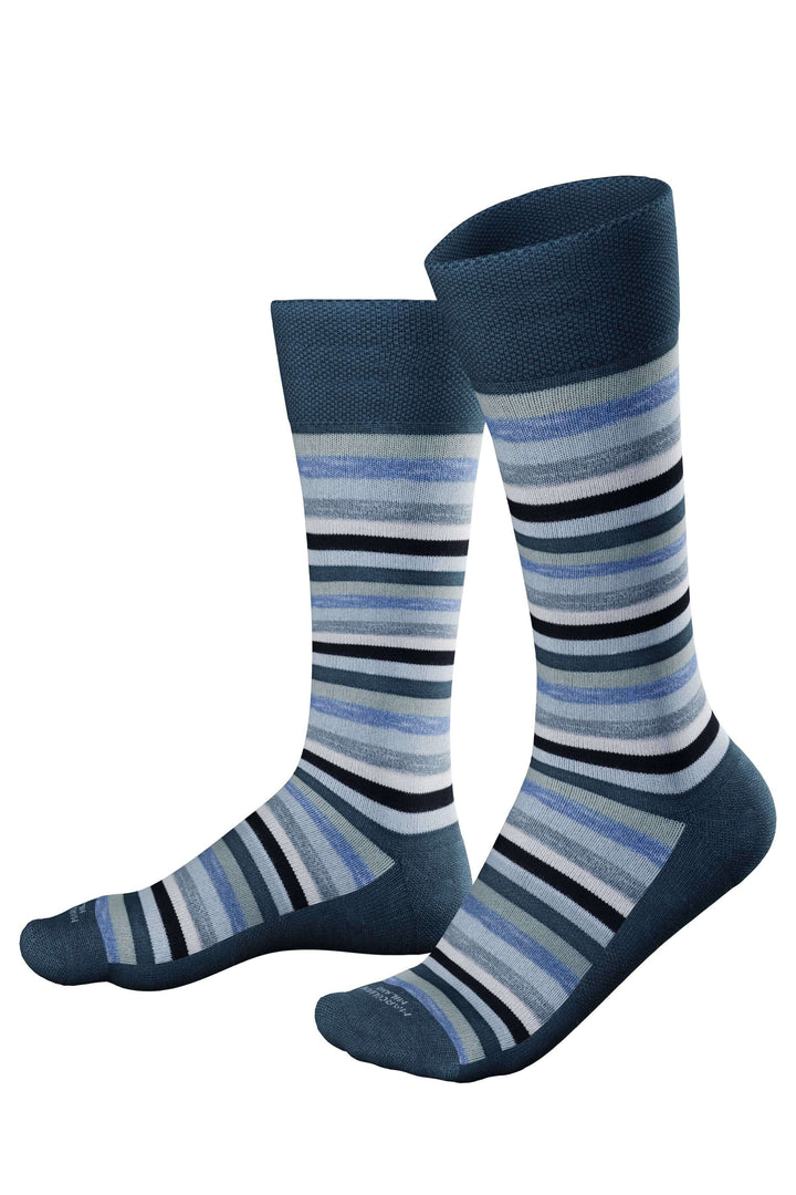 Bas à rayures multicolores élégants et confortables, parfaits pour ajouter une touche audacieuse et stylée à vos tenues.