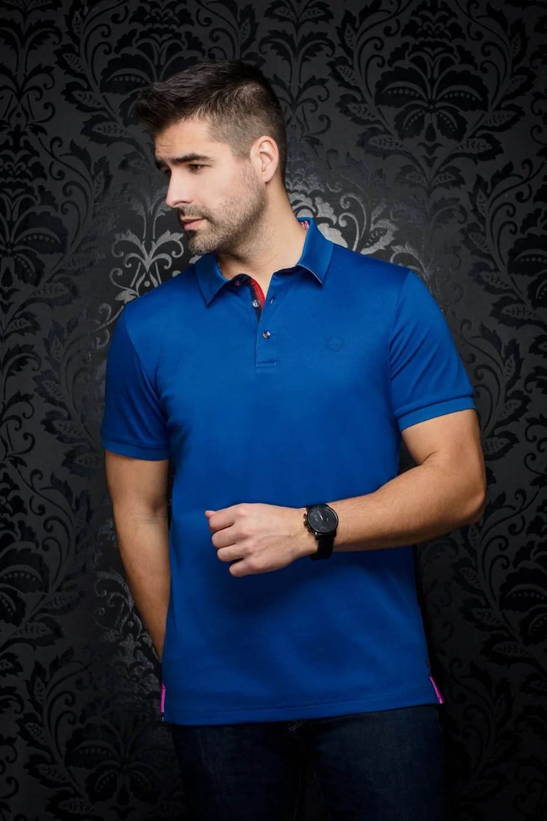 Polo Eagle bleu uni avec détail contrastant, coupe ajustée pour un look casual raffiné.