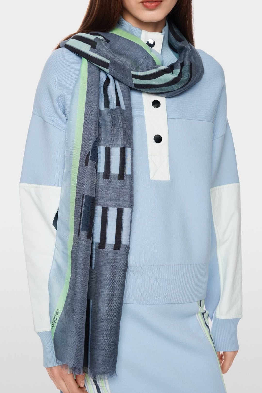 Vue de face écharpe imprimé graphique Marc Cain multicolore motifs abstraits - Valérie Simon