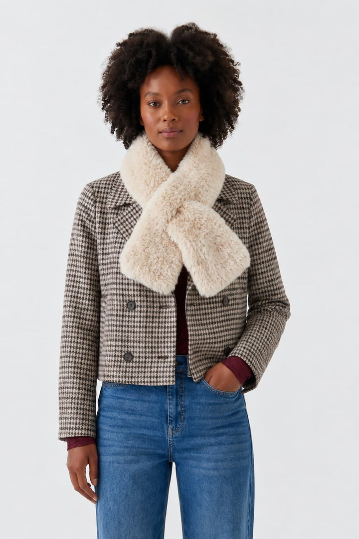 Foulard en fausse fourrure vue de face pour femme Oui