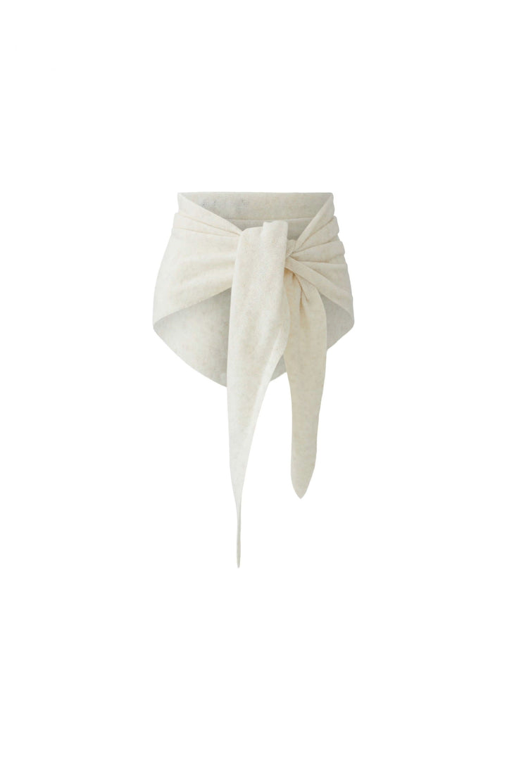 Vue de côté foulard en maille douce coloris beige avec texture tricotée pour femme - Valérie Simon