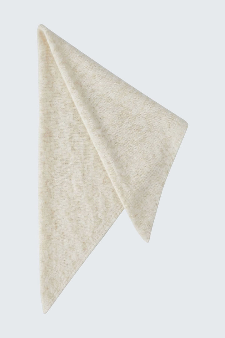 Foulard doux gris vue portée avec motif tressé pour femme - Valérie Simon